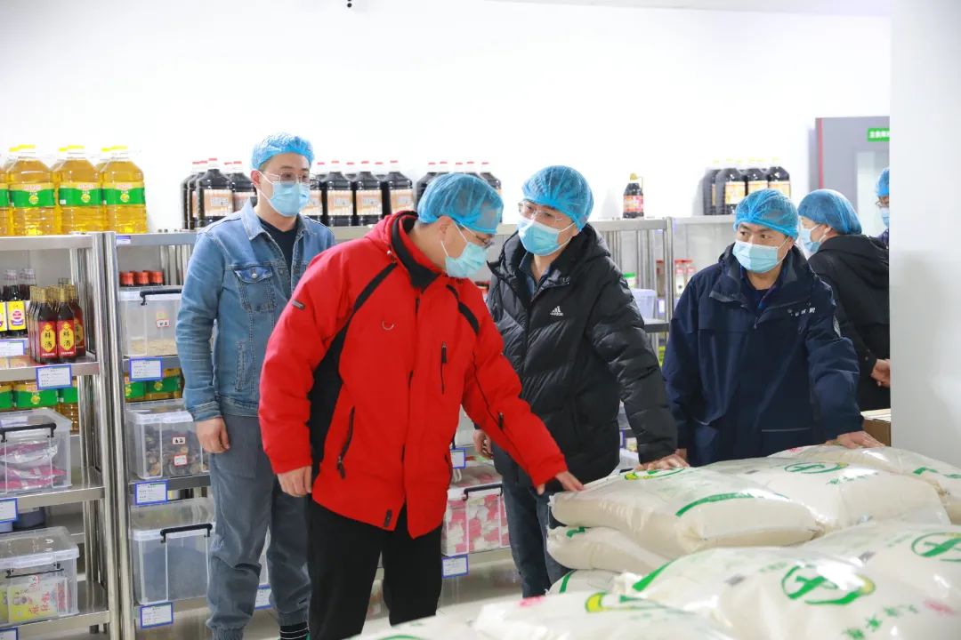 同心战疫 共克时艰——首批入驻全封闭式校园党员干部侧记（一）(图3)