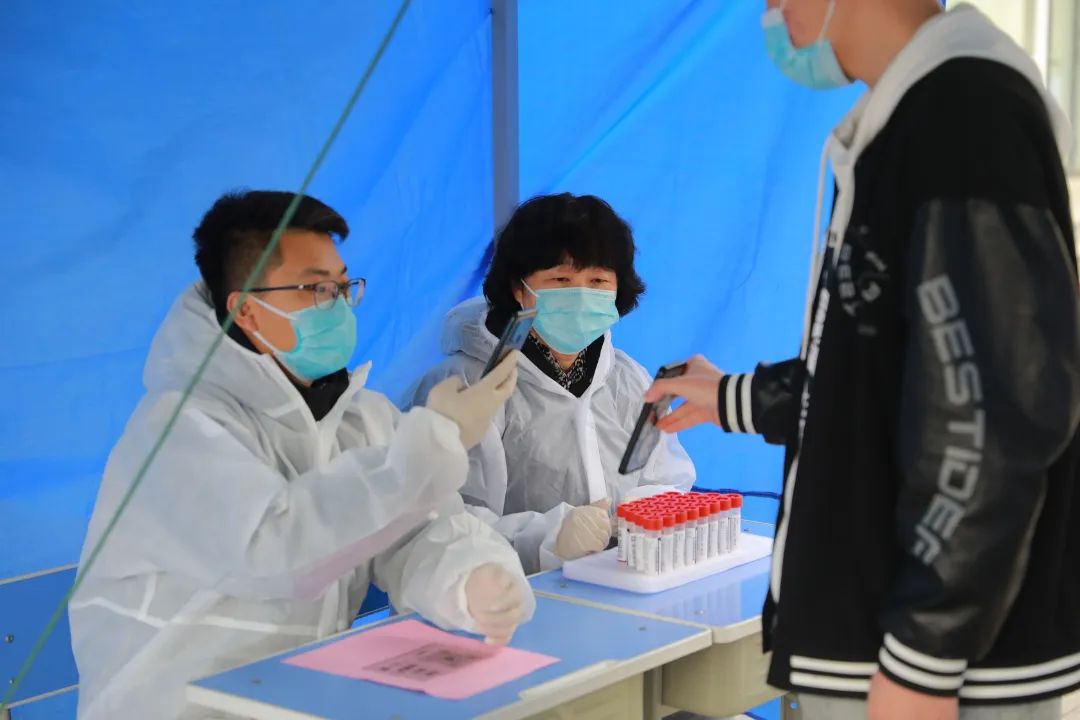 同心战疫 共克时艰——首批入驻全封闭式校园党员干部侧记（一）(图4)