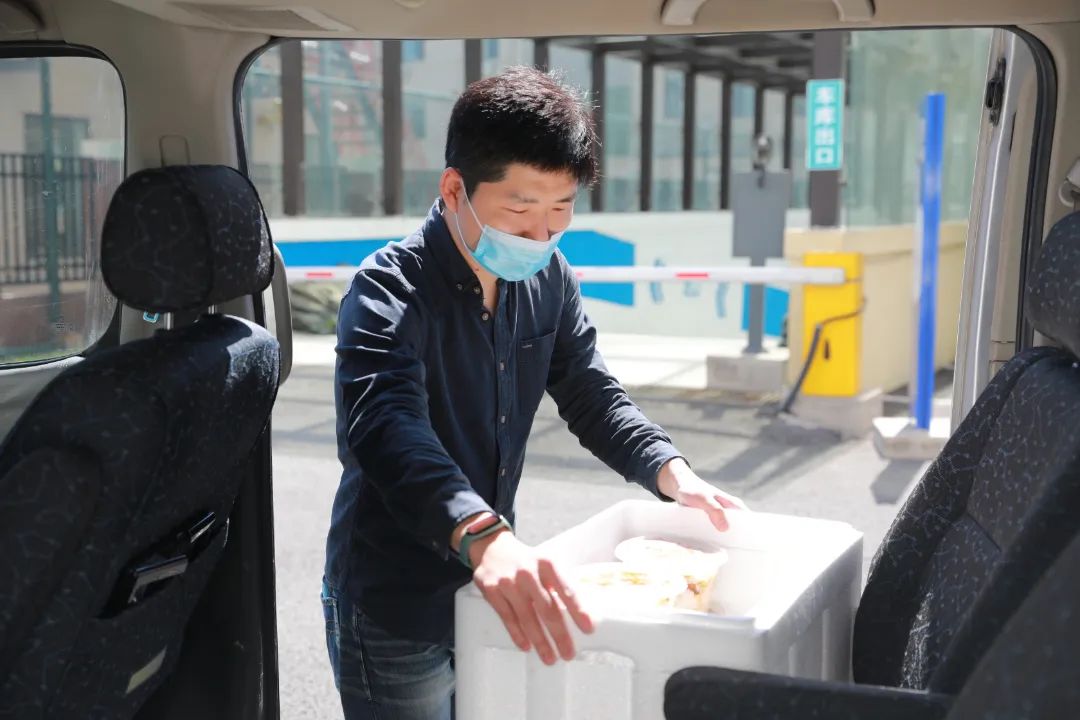 隔离不隔情 关怀暖人心——首批入驻全封闭式校园党员干部侧记（二）(图1)