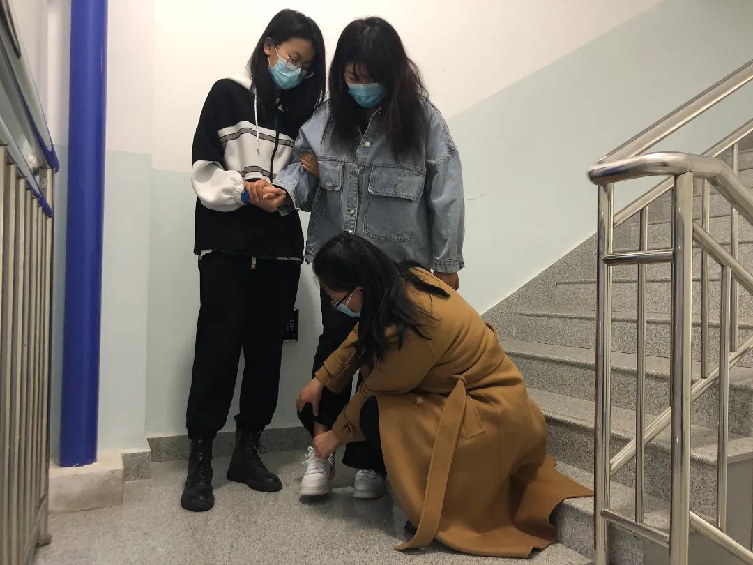 隔离不隔情 关怀暖人心——首批入驻全封闭式校园党员干部侧记（二）(图3)