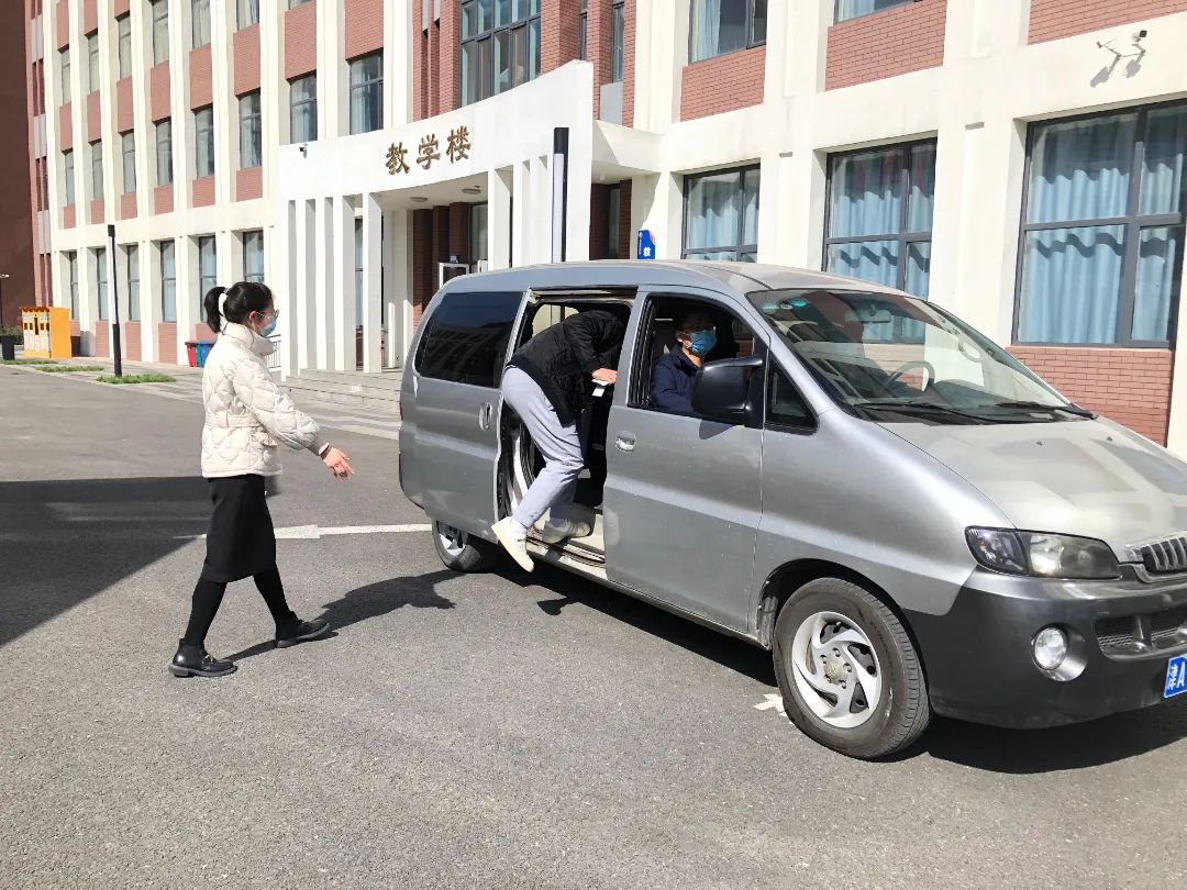 隔离不隔情 关怀暖人心——首批入驻全封闭式校园党员干部侧记（二）(图4)