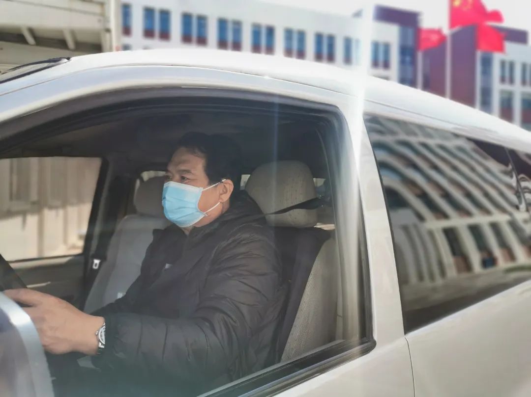 隔离不隔情 关怀暖人心——首批入驻全封闭式校园党员干部侧记（二）(图5)