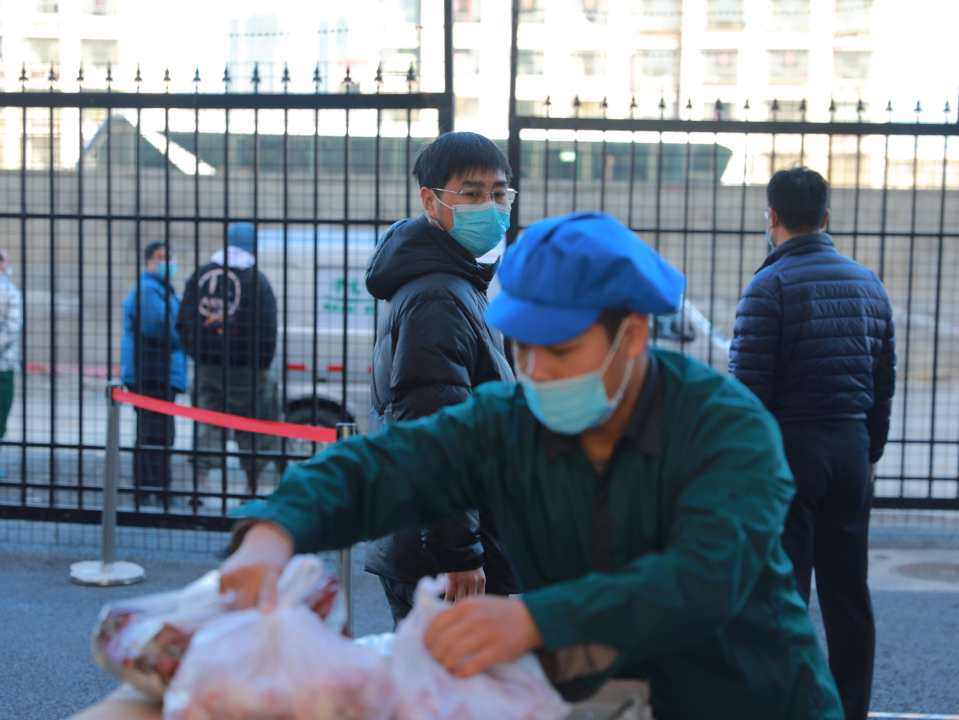 从严外防输入，全力保障物资——入驻全封闭式校园党员干部侧记（三）(图2)