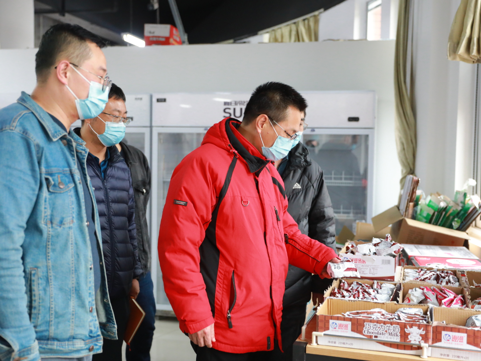 从严外防输入，全力保障物资——入驻全封闭式校园党员干部侧记（三）(图1)