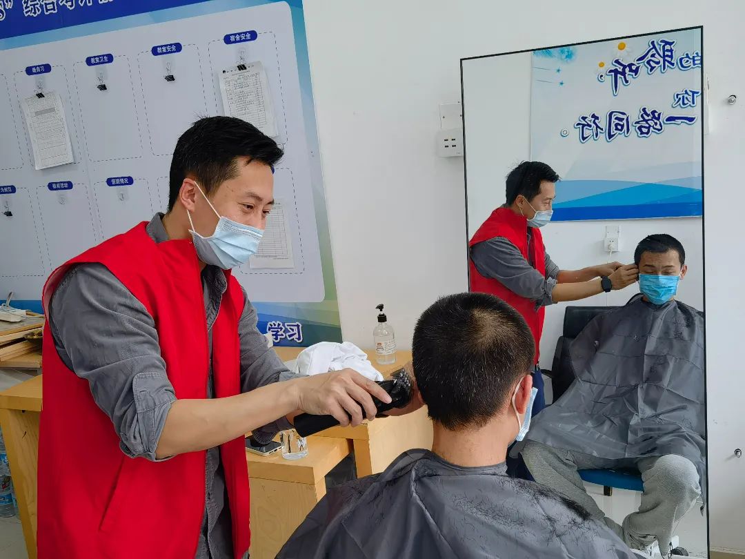 最美丽的坚守，最暖心的服务——入驻全封闭式校园党员干部侧记（四）(图1)