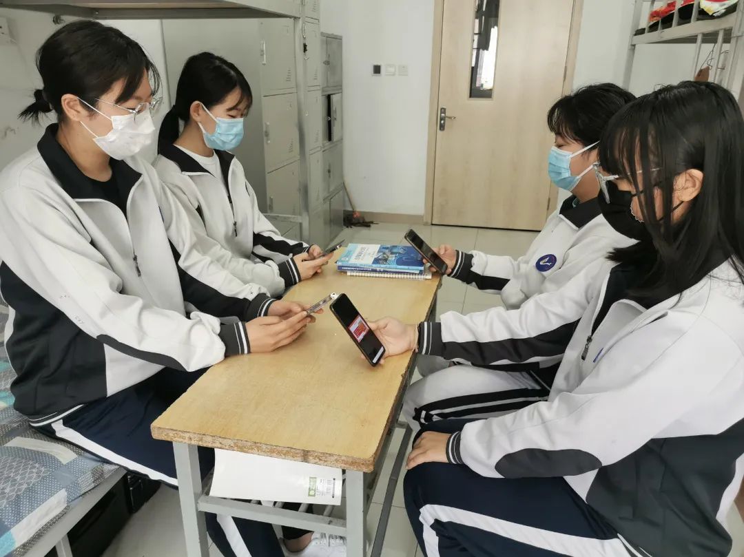 凝心聚力强化思想引领 特色思政坚定抗疫决心——入驻全封闭式校园党员干部侧记（五）(图2)