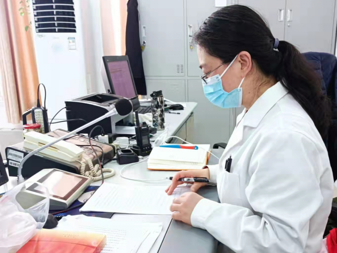 筑牢疫情防线 传递爱心温情——入住全封闭式校园党员干部侧记（六）(图3)