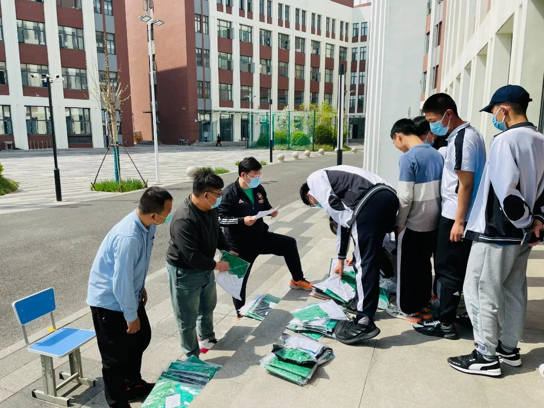 筑牢疫情防线 传递爱心温情——入住全封闭式校园党员干部侧记（六）(图4)