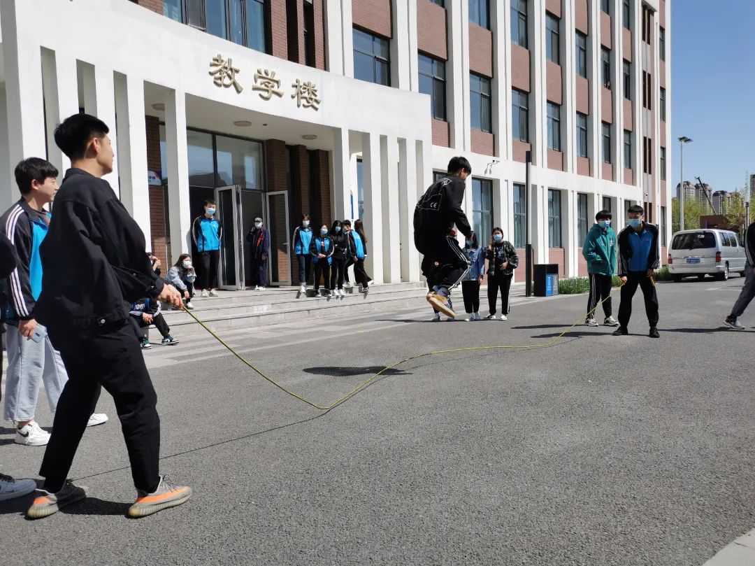 封闭管理保安全 课余活动暖心间——入驻全封闭式校园党员干部侧记（七）(图9)