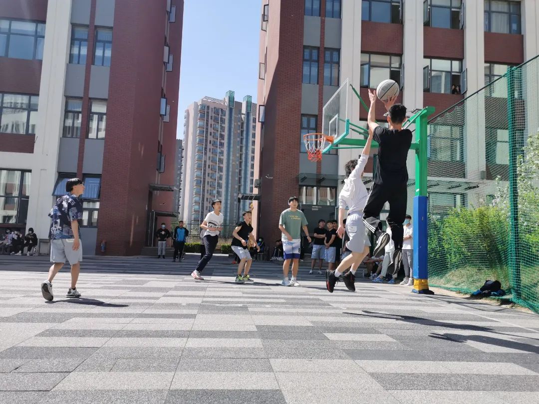 封闭管理保安全 课余活动暖心间——入驻全封闭式校园党员干部侧记（七）(图10)