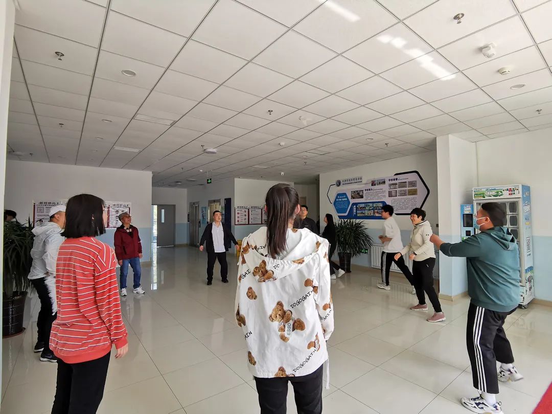 封闭管理保安全 课余活动暖心间——入驻全封闭式校园党员干部侧记（七）(图11)