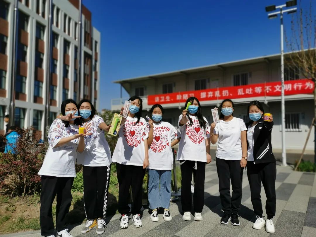 封闭管理保安全 课余活动暖心间——入驻全封闭式校园党员干部侧记（七）(图13)