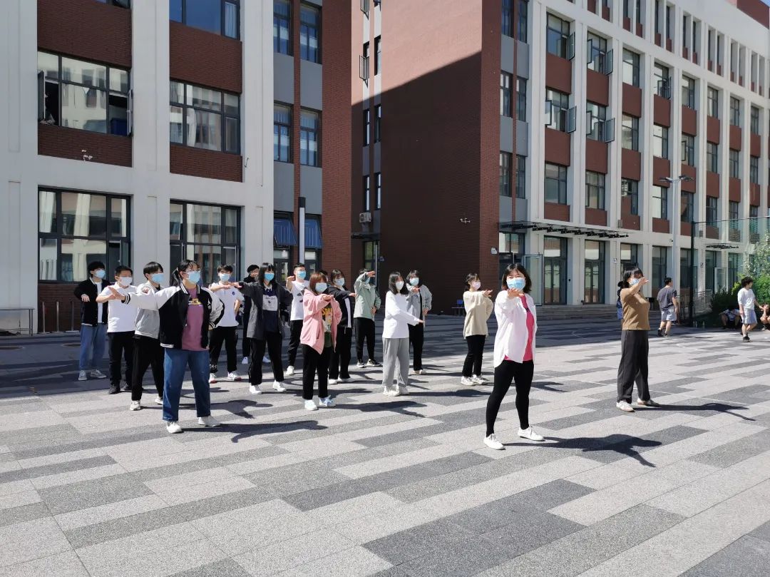 封闭管理保安全 课余活动暖心间——入驻全封闭式校园党员干部侧记（七）(图3)