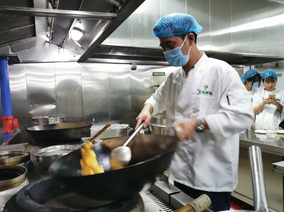 封闭管理保安全 课余活动暖心间——入驻全封闭式校园党员干部侧记（七）(图4)