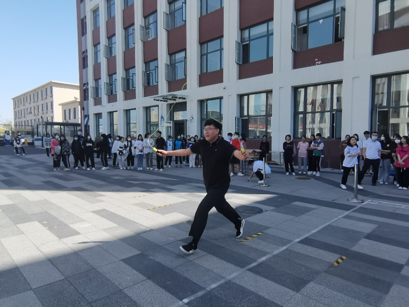 封闭管理保安全 课余活动暖心间——入驻全封闭式校园党员干部侧记（七）(图5)