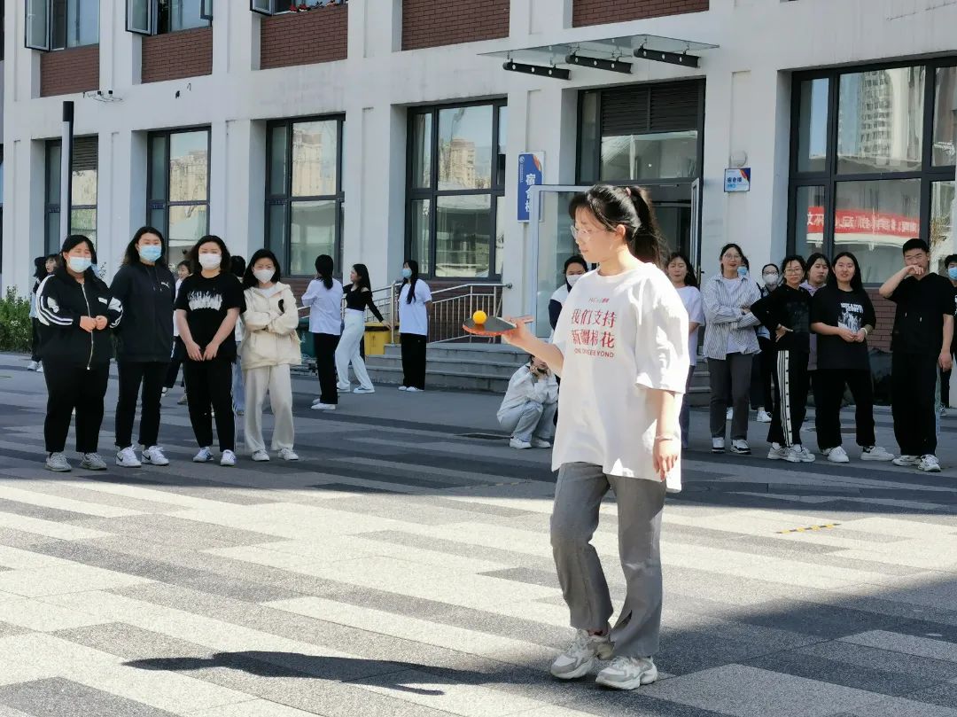 封闭管理保安全 课余活动暖心间——入驻全封闭式校园党员干部侧记（七）(图6)