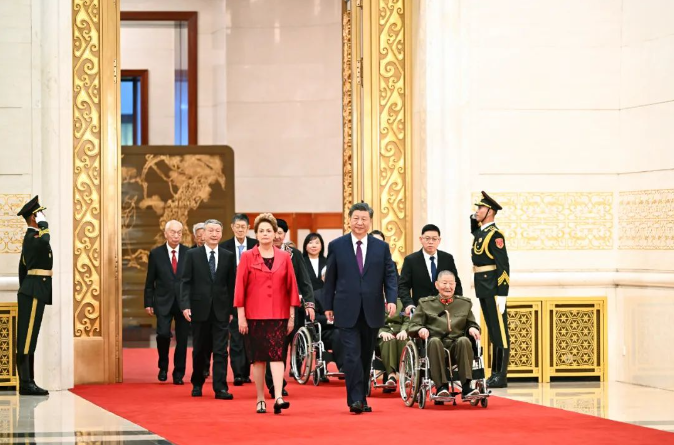 习近平向国家勋章和国家荣誉称号获得者颁授勋章奖章并发表重要讲话(图1)