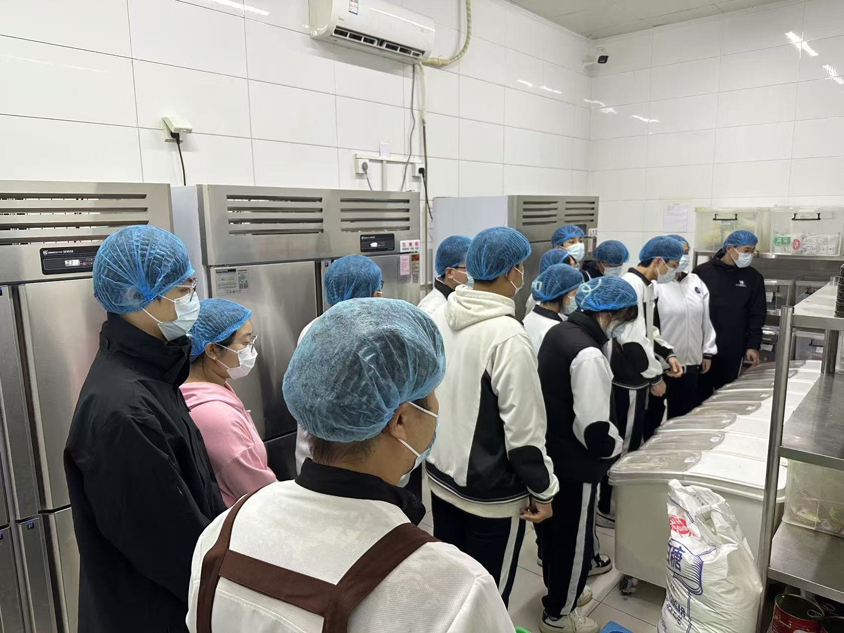 守护学生“舌尖上的安全”——学校组织开展食堂食品安全沉浸式体验活动(图1)
