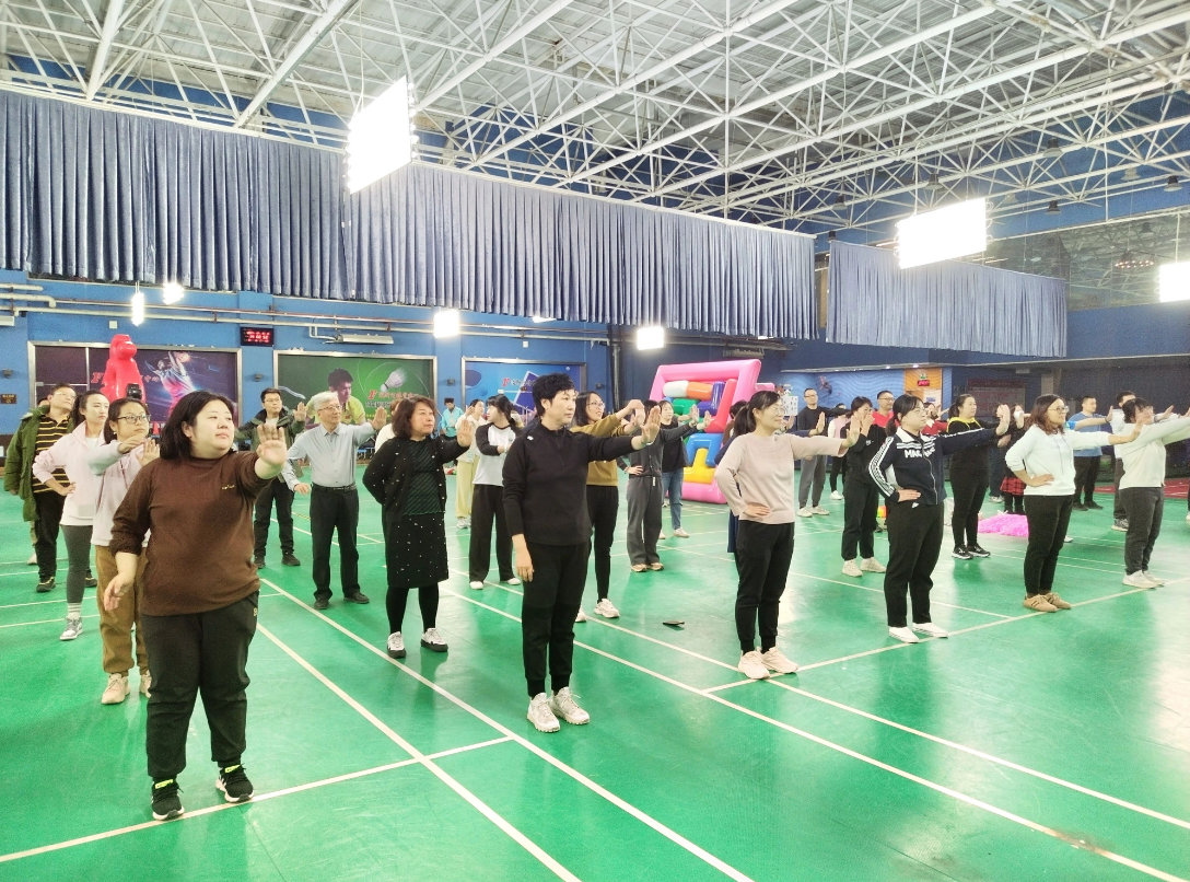 学校举办“凝心聚力 奋勇争先”教职工趣味运动会