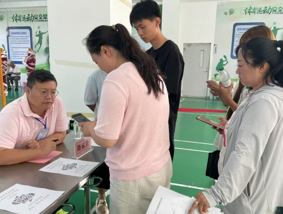 学校顺利完成2025级普通中专新生预报到工作(图1)