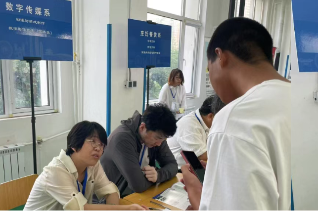 学校顺利完成2025级普通中专新生预报到工作(图2)