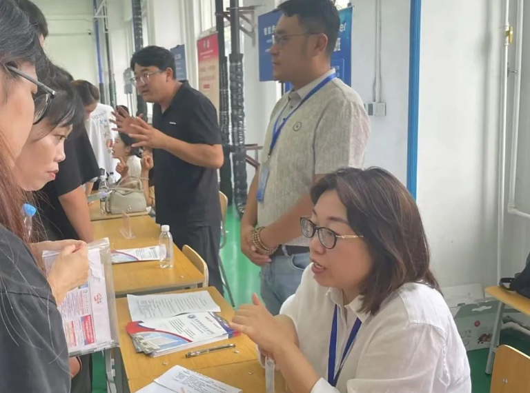 学校顺利完成2025级普通中专新生预报到工作(图3)