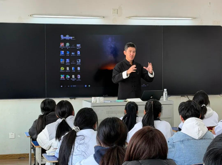 学校2025级校企订单班企业导师第一堂课顺利开讲(图1)