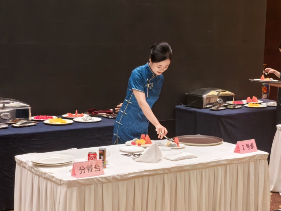 学校教师荣获2025年京津冀康养产业技能大赛餐厅服务项目金奖(图1)